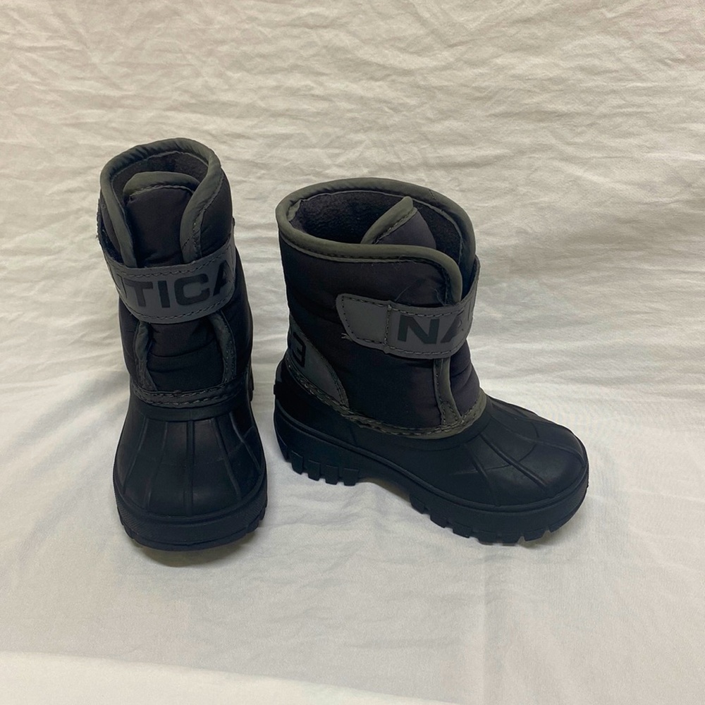Toddler size 6 Nautical snow boots.